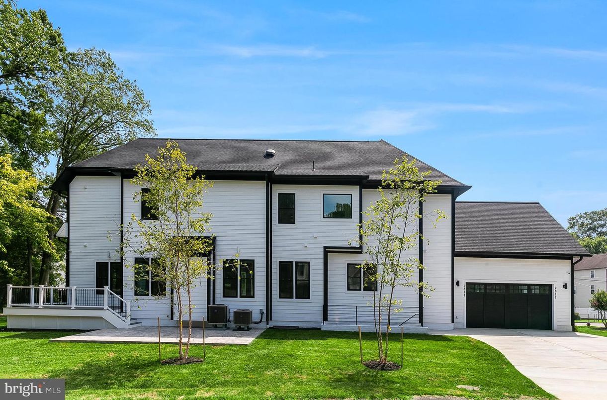 Attached, Exterior, Facade, Farmhouse