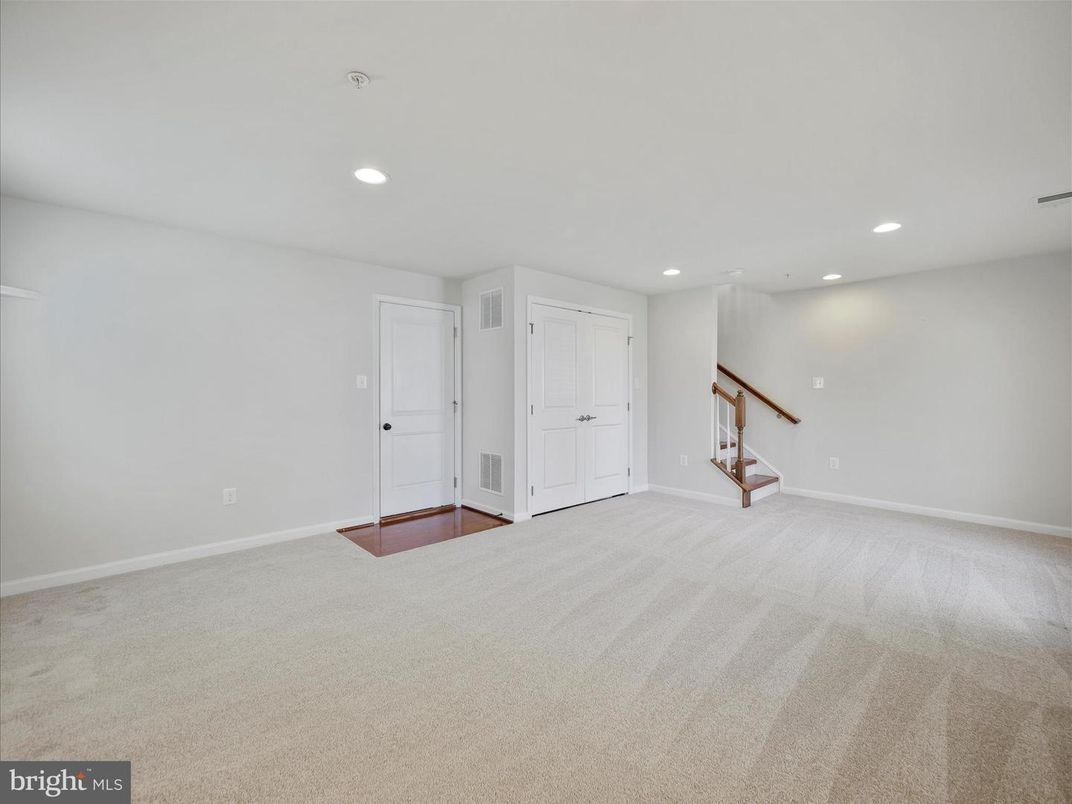 Empty room, Interior, Recessed Lighting