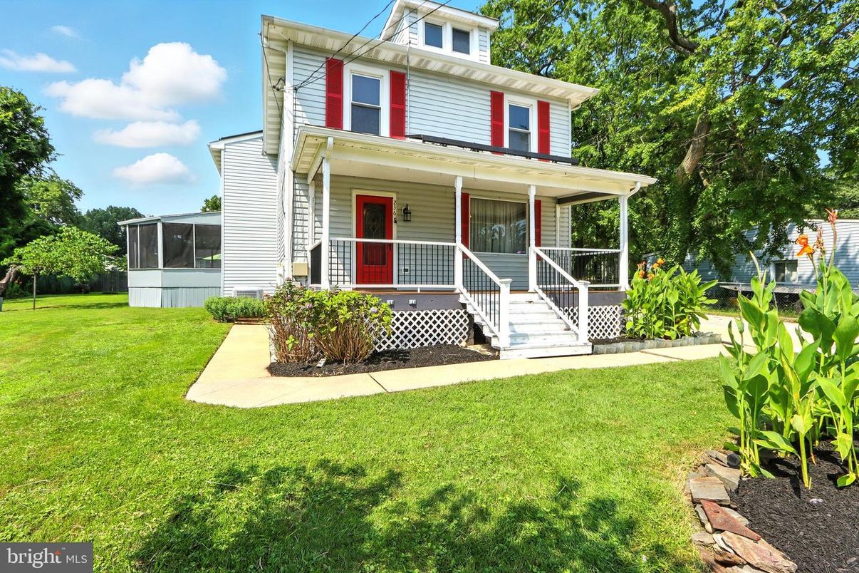 Backyard, Exterior, Facade, American Foursquare