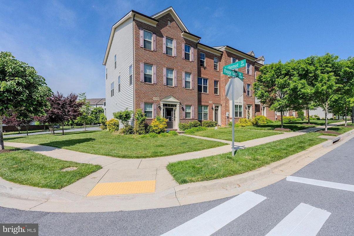 Exterior, Facade, Brick Facade, Rowhouse