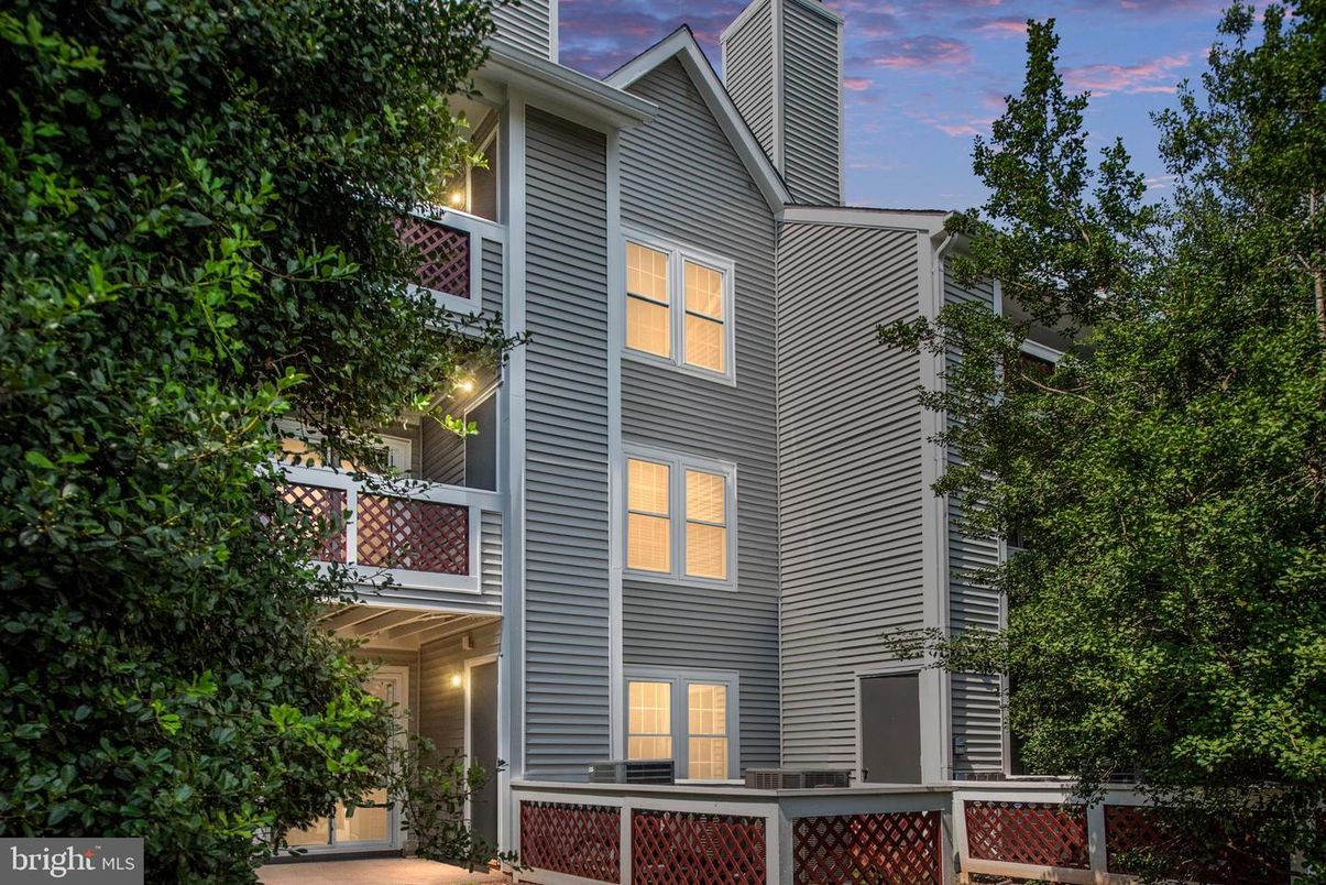 Exterior, Facade, Rowhouse