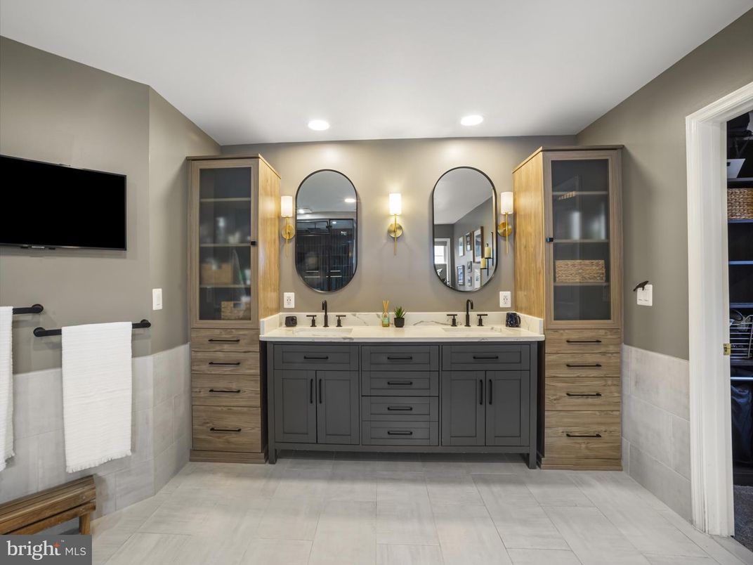 Bathroom, Dual Sink Vanities, Interior, Recessed Lighting