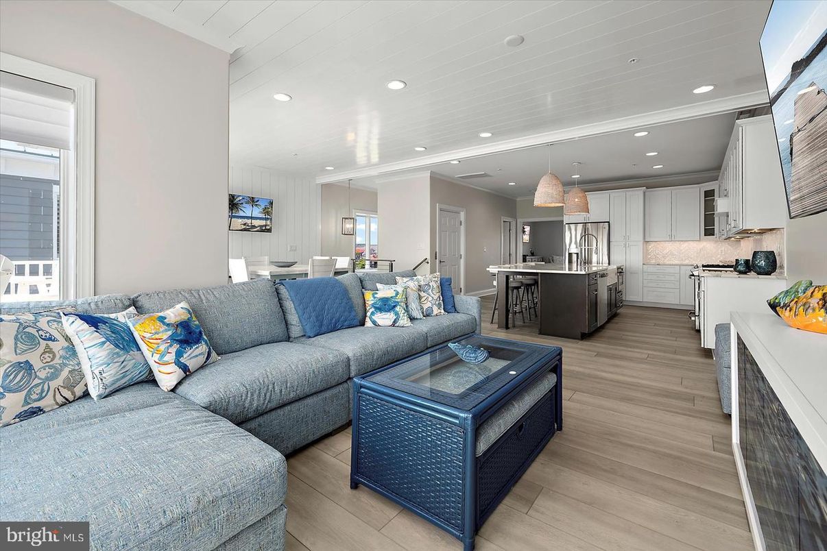 Dining room, Interior, Kitchen, Living room, Pendant Lights, Recessed Lighting, Wood Texture Flooring