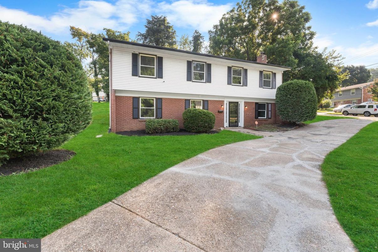 Exterior, Facade, Brick Facade, Raised Ranch