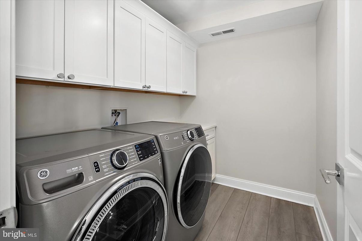 Interior, Washer, Wood Texture Flooring