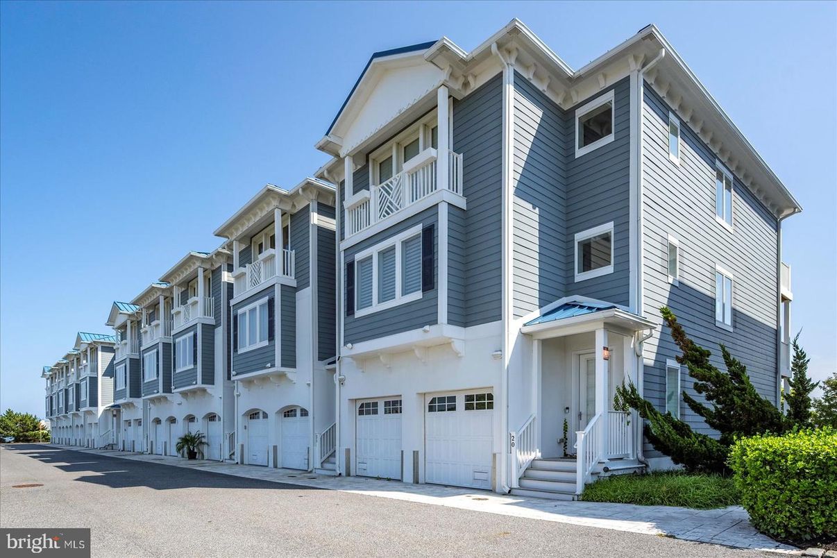 Attached, Exterior, Facade, Rowhouse