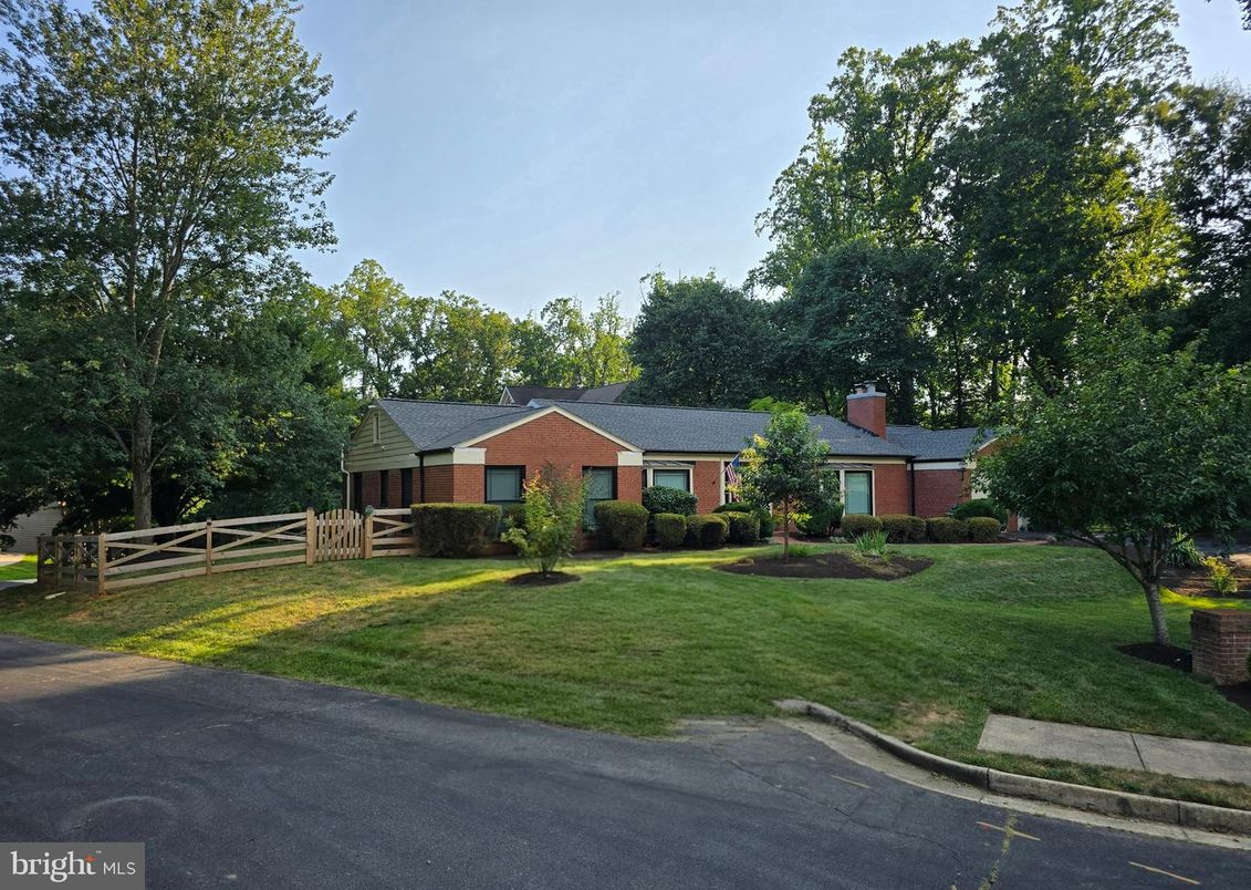 Backyard, Exterior, Facade, Brick Facade, Ranch