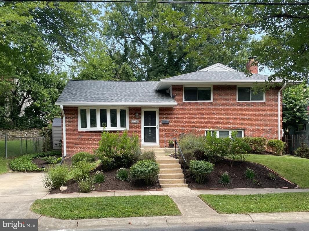 Exterior, Facade, Brick Facade, Split Level
