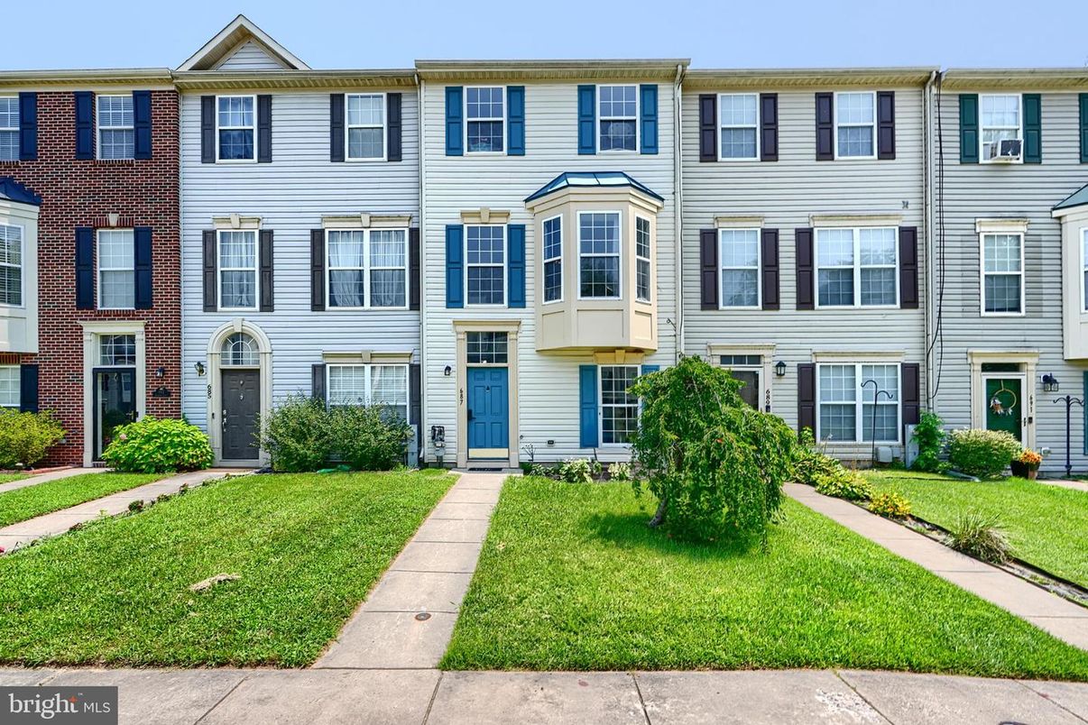 Attached, Exterior, Facade, Brick Facade, Rowhouse