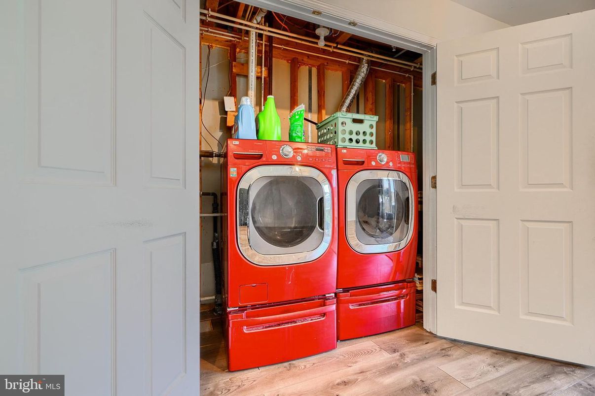 Interior, Utility Closets, Washer, Wood Texture Flooring