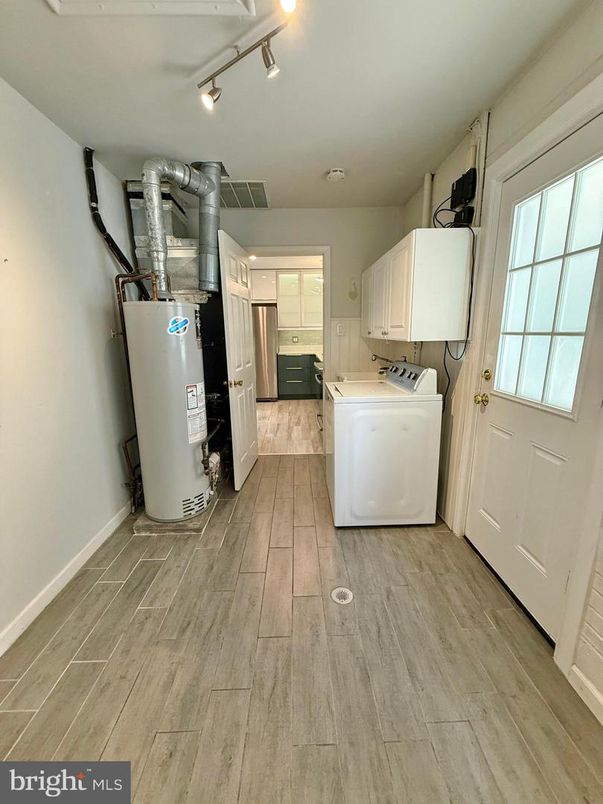 Interior, Washer, Wood Texture Flooring