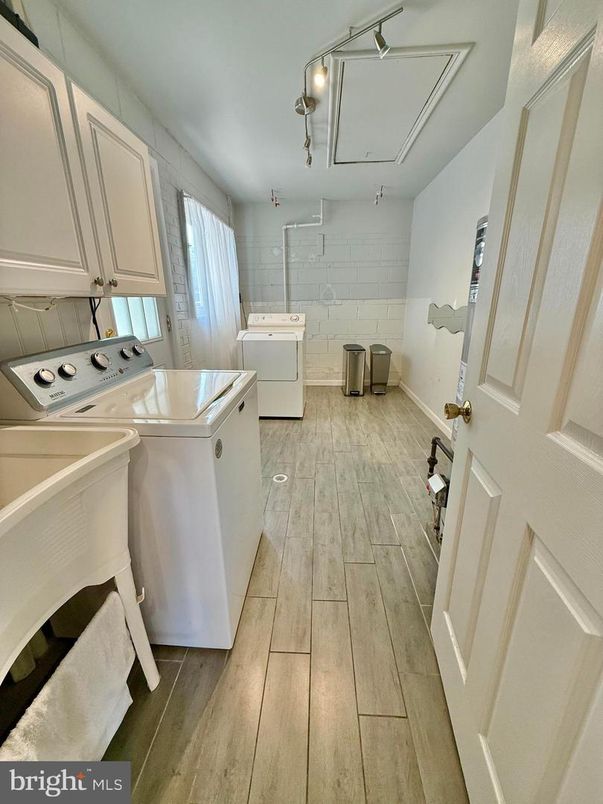 Interior, Washer, Wood Texture Flooring