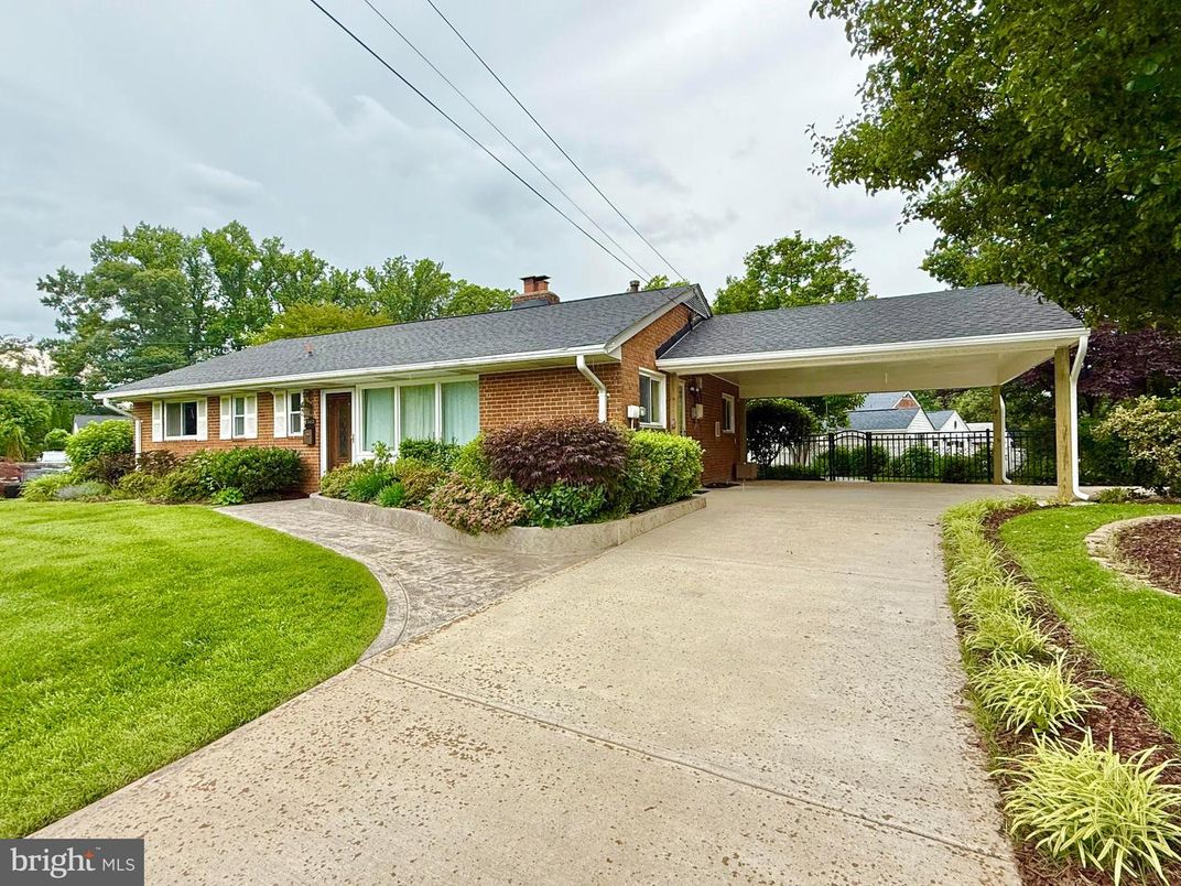 Backyard, Exterior, Facade, Brick Facade, Ranch