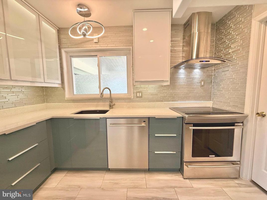 Interior, Kitchen, Pendant Lights, Stainless Steel Appliances
