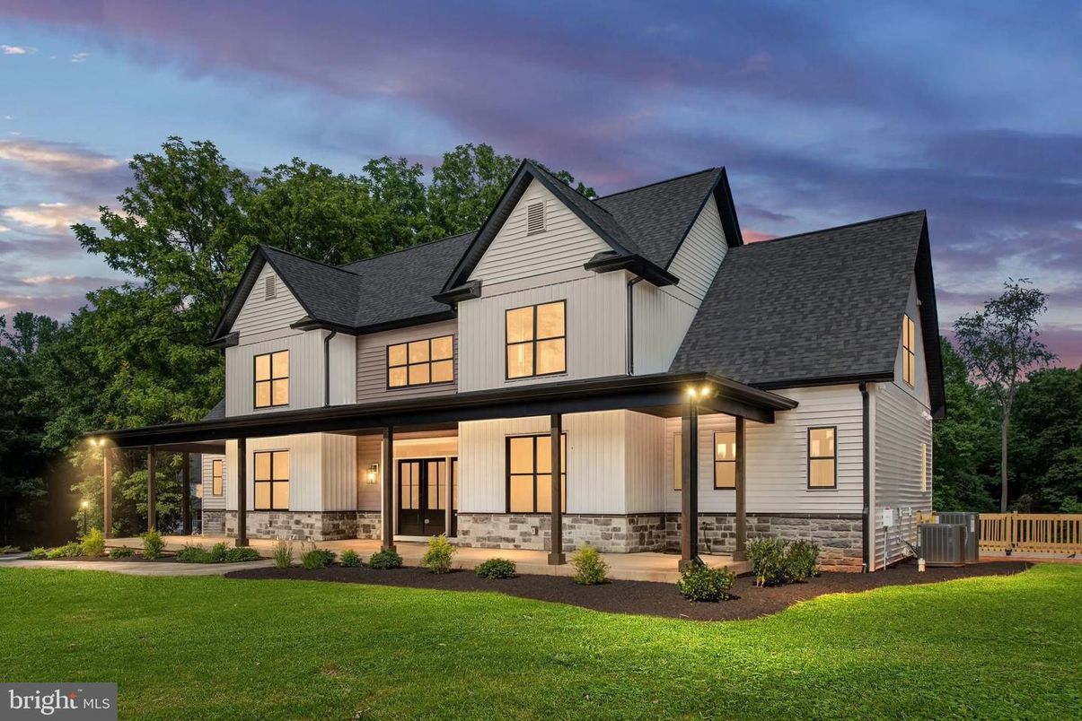 Backyard, Exterior, Facade, Farmhouse