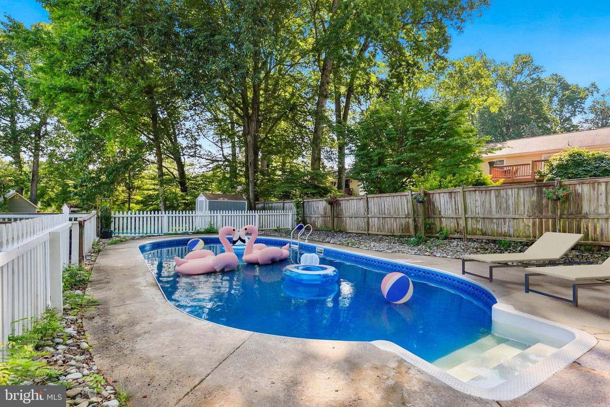 Exterior, Pool