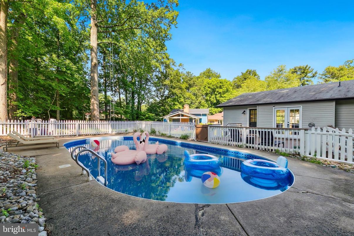 Exterior, Pool