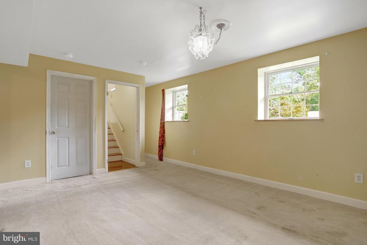 Chandelier, Empty room, Interior