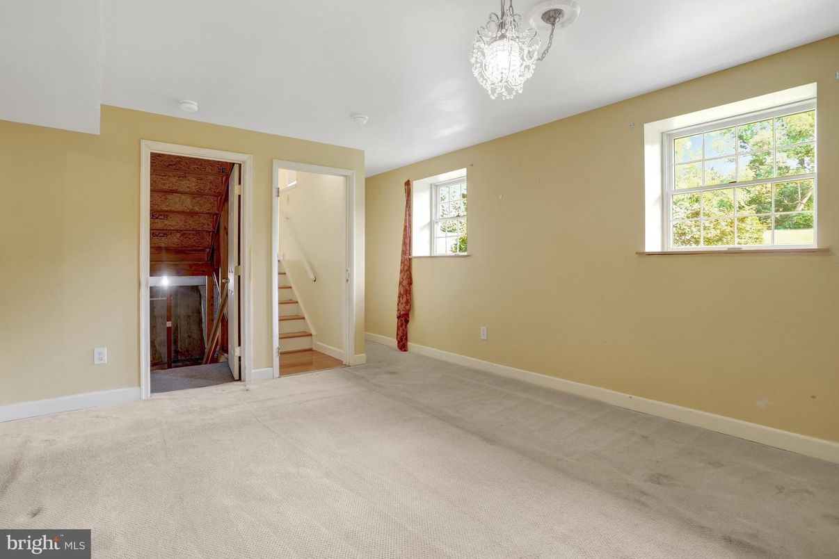 Chandelier, Empty room, Interior