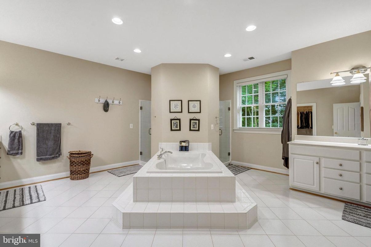 Bathroom, Interior, Recessed Lighting