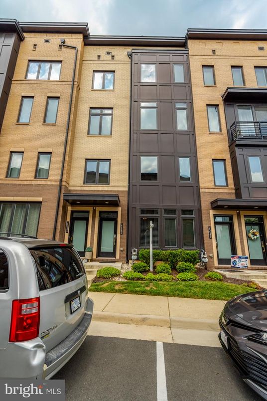 Exterior, Facade, Brick Facade, Rowhouse