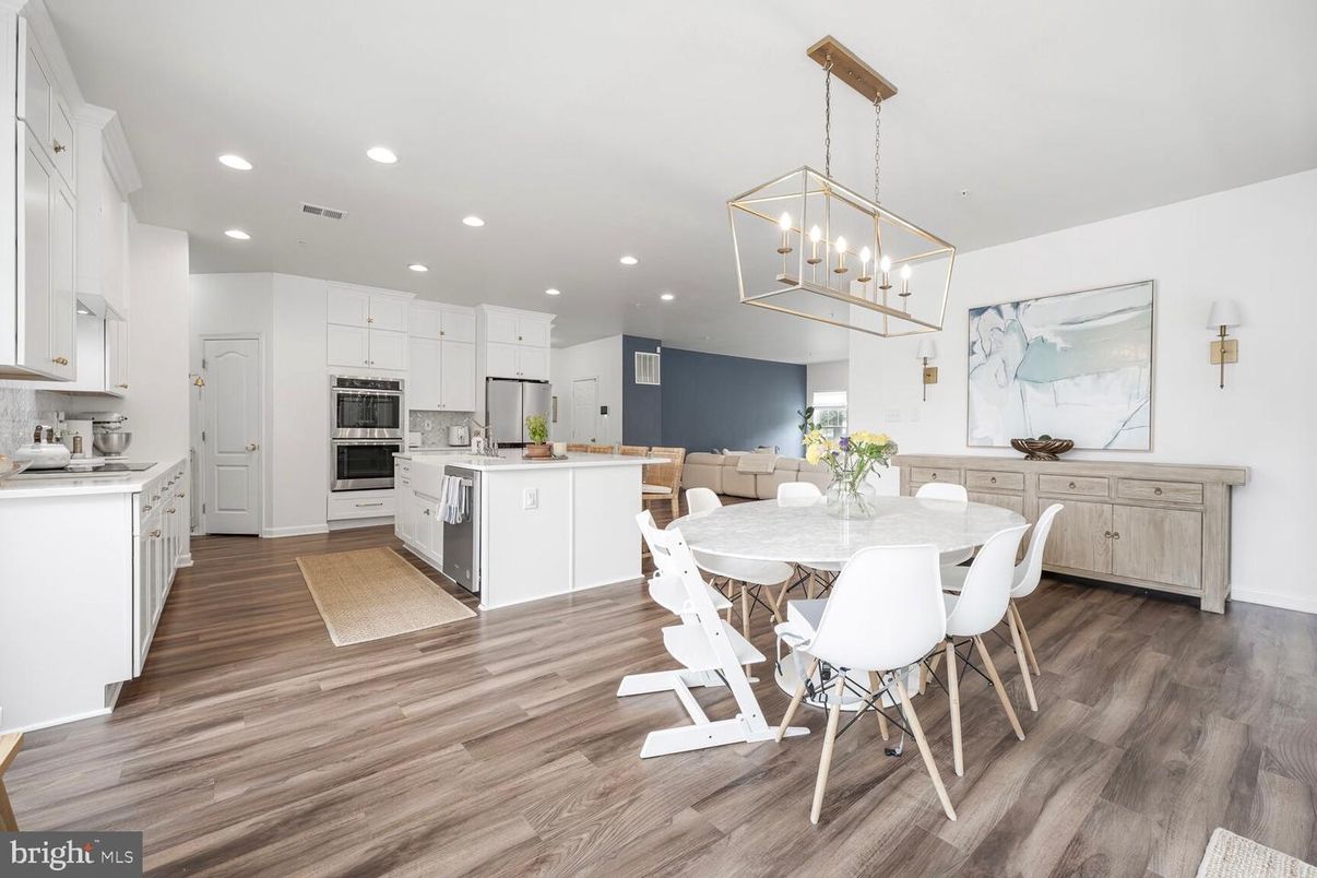 Dining room, Interior, Kitchen, Pendant Lights, Recessed Lighting, Stainless Steel Appliances, Wood Texture Flooring
