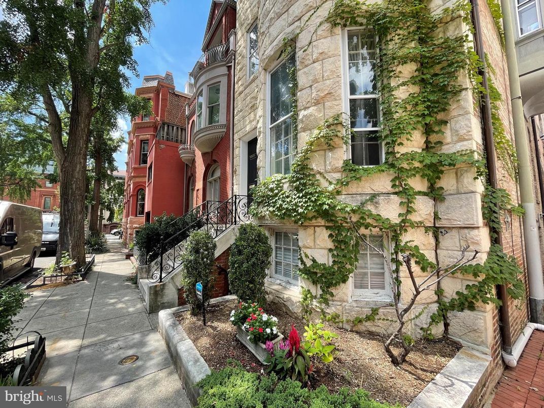Exterior, Facade, Rowhouse