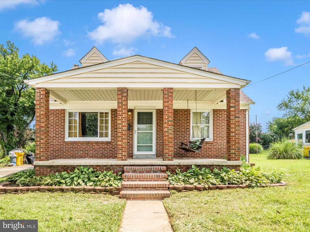 Exterior, Facade, Brick Facade, Georgian
