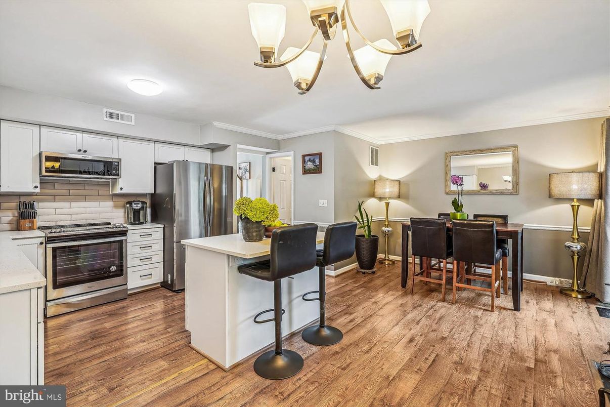 Chandelier, Dining room, Interior, Kitchen, Stainless Steel Appliances, Wood Texture Flooring