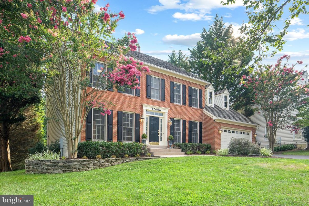 Attached, Exterior, Facade, Brick Facade, Georgian
