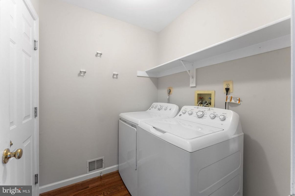 Interior, Washer, Wood Texture Flooring
