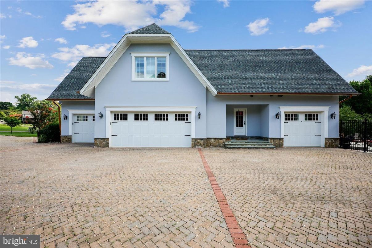 Attached, Exterior, Facade, Farmhouse