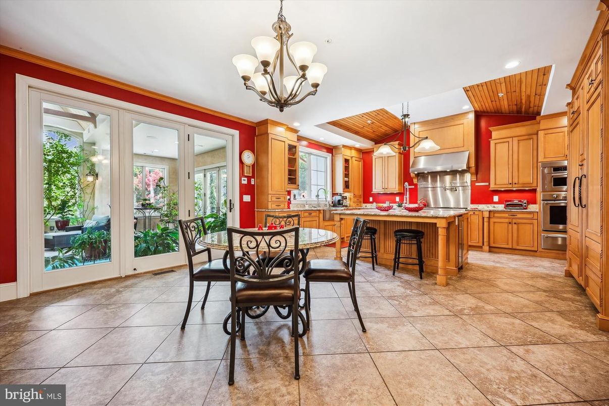 Chandelier, Dining room, Interior, Kitchen, Pendant Lights, Recessed Lighting, Stainless Steel Appliances