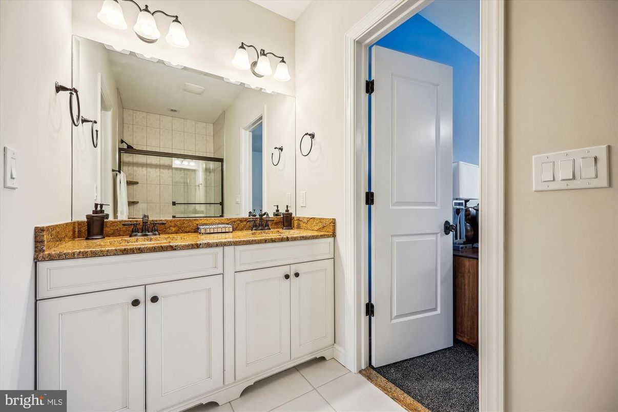 Bathroom, Dual Sink Vanities, Interior