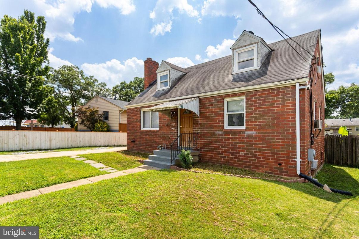 Exterior, Facade, Brick Facade, Cape Cod