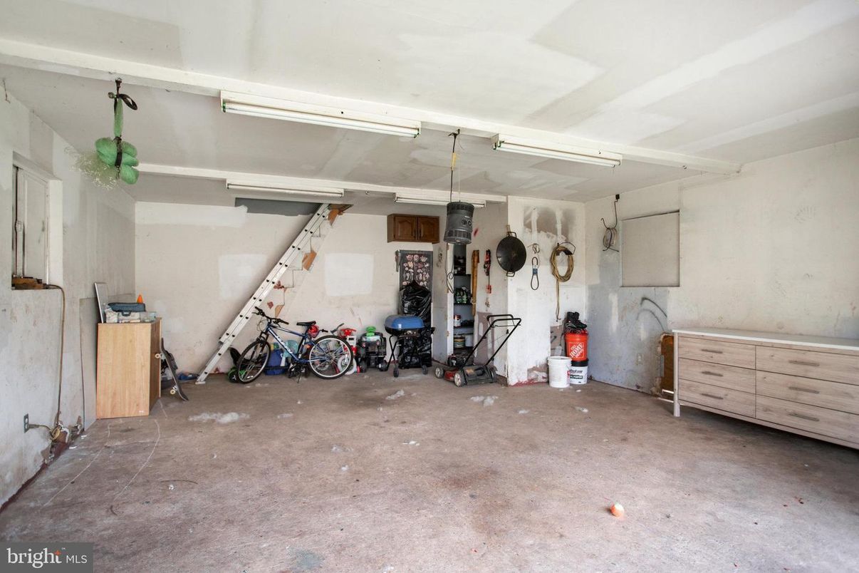 Garage, Interior