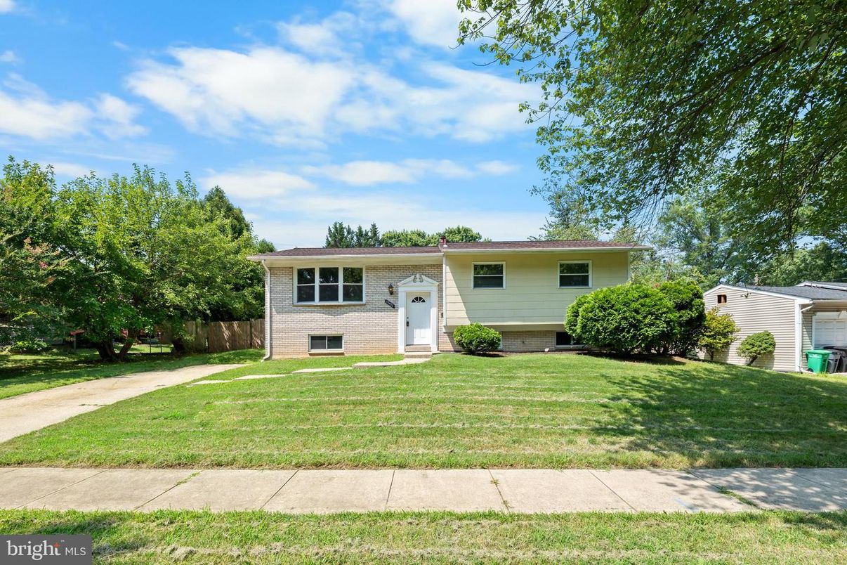 Backyard, Exterior, Facade, Raised Ranch