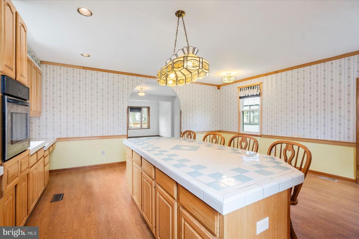 Dining room, Interior, Kitchen, Pendant Lights, Recessed Lighting, Tile Countertops, Wood Texture Flooring