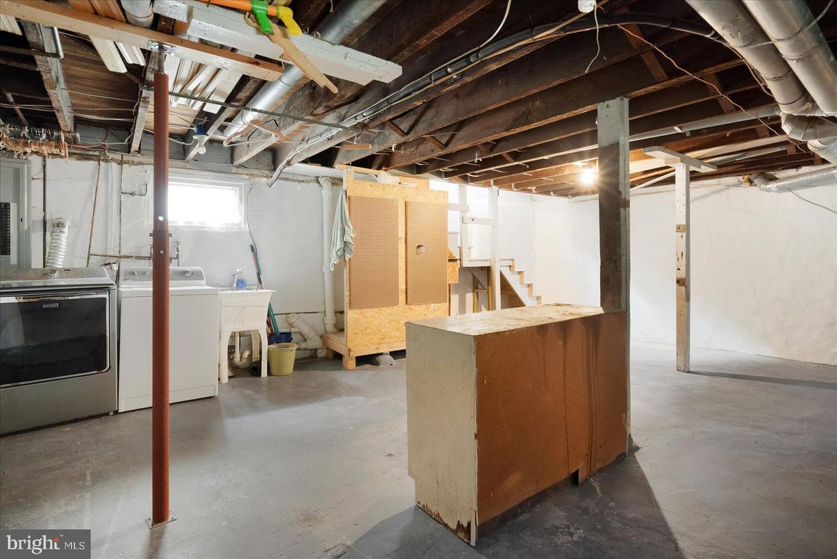 Interior, Washer, Wooden Beams