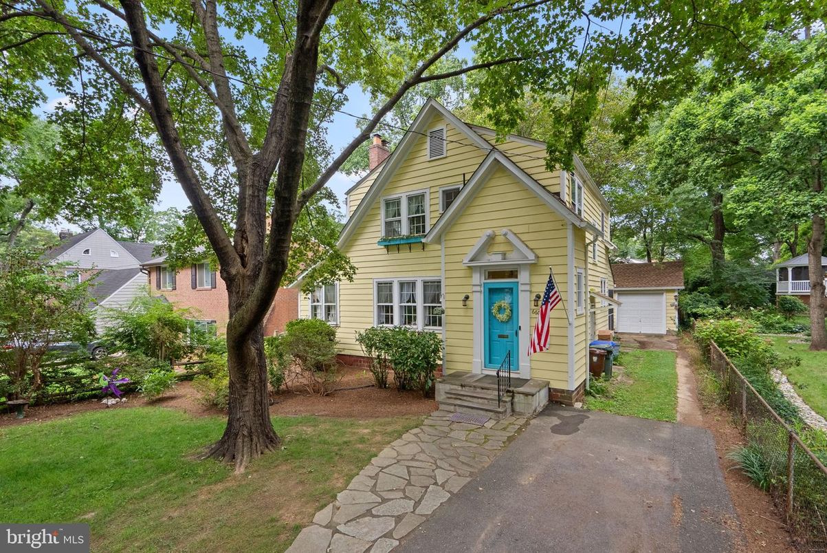 Backyard, Exterior, Facade, Queen Anne Victorian