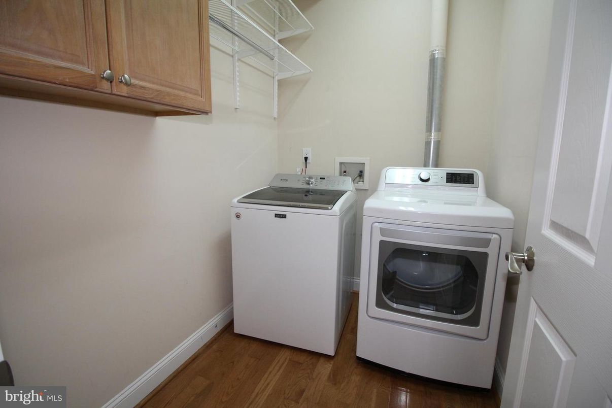 Interior, Washer, Wood Texture Flooring