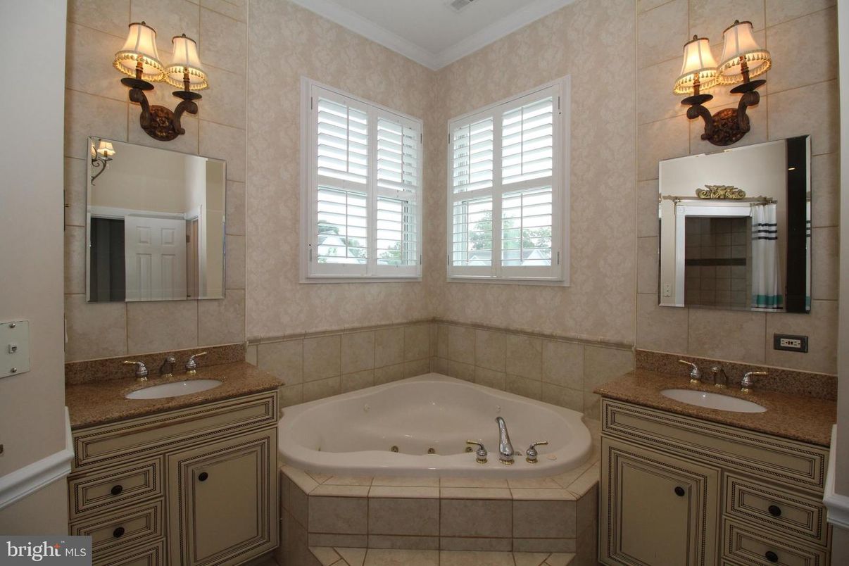 Bathroom, Dual Sink Vanities, Interior