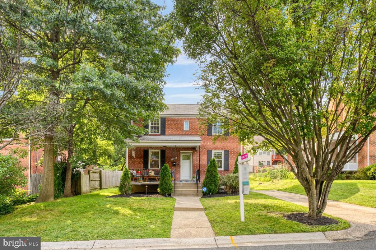 Exterior, Facade, Brick Facade, American Foursquare
