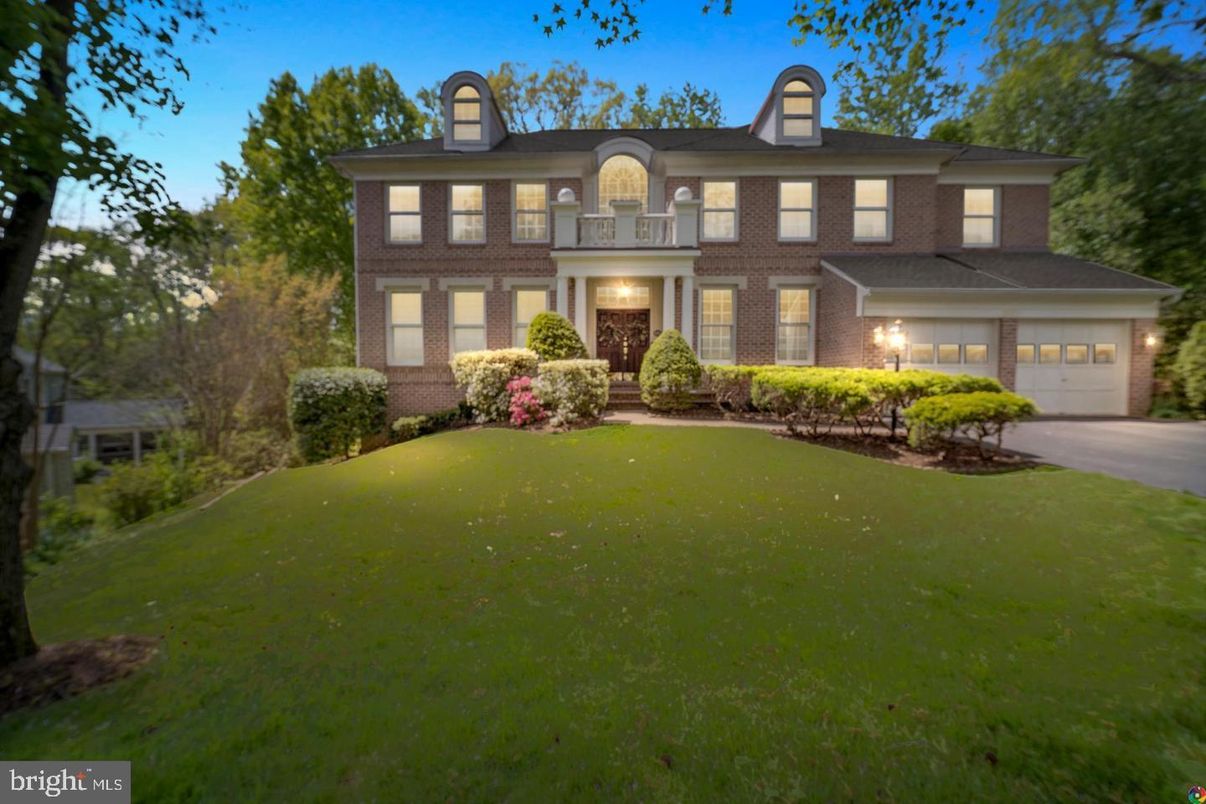 Attached, Backyard, Exterior, Facade, Brick Facade, Georgian