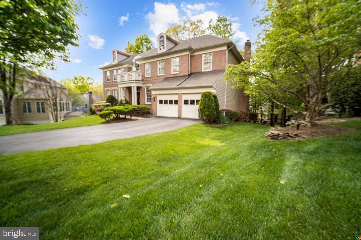 Attached, Backyard, Exterior, Facade, Brick Facade, Queen Anne Victorian