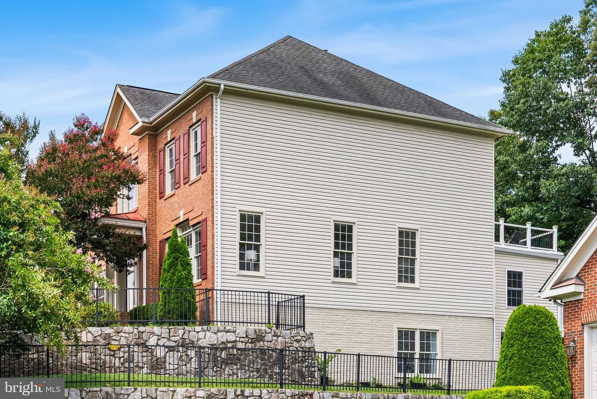 Exterior, Facade, Brick Facade, Georgian