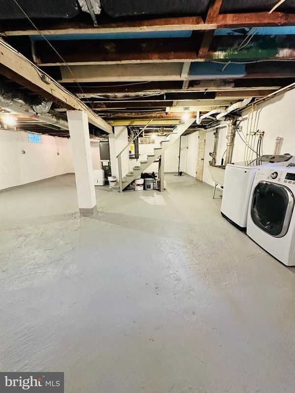 Interior, Washer, Wooden Beams