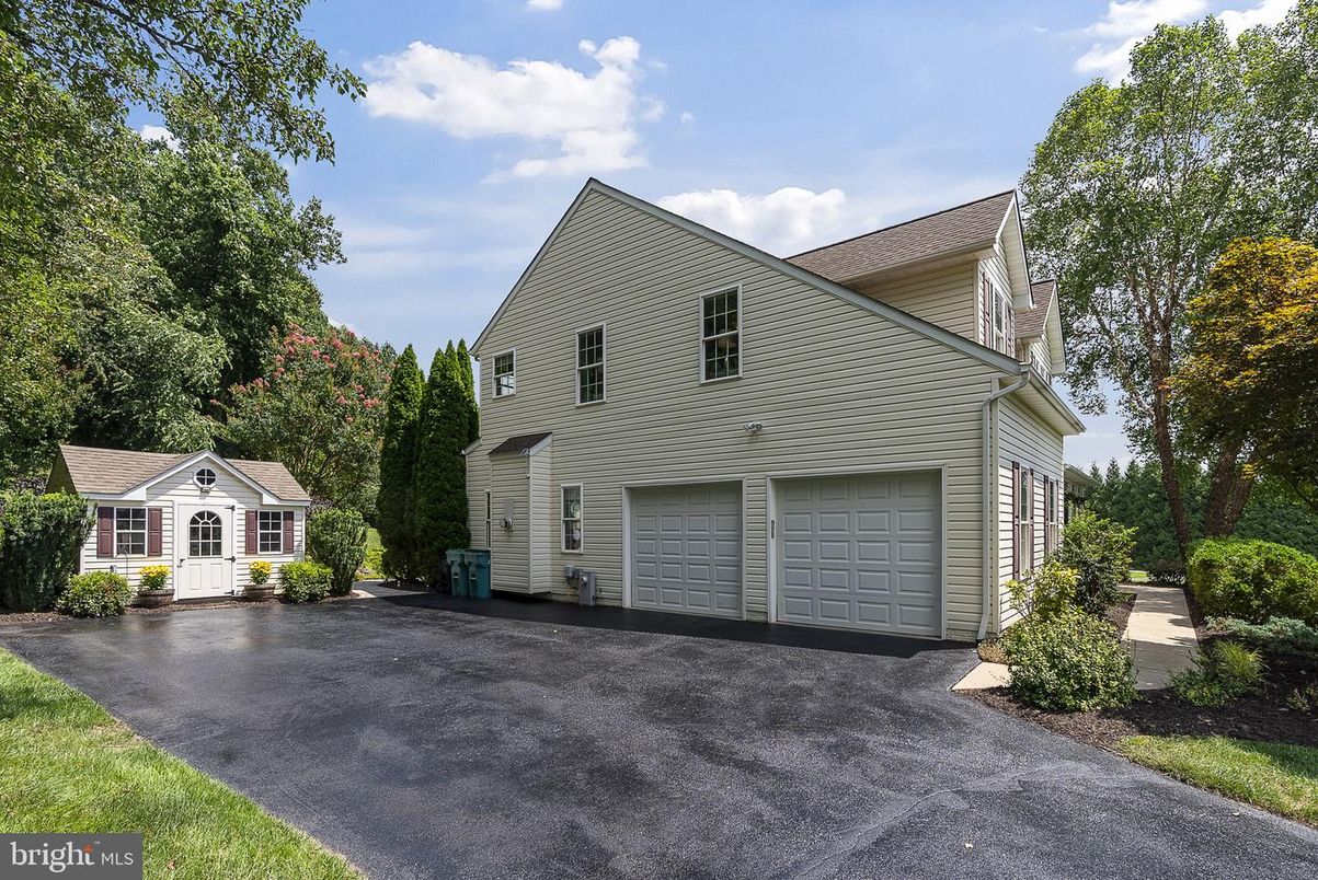 Attached, Exterior, Facade, Farmhouse