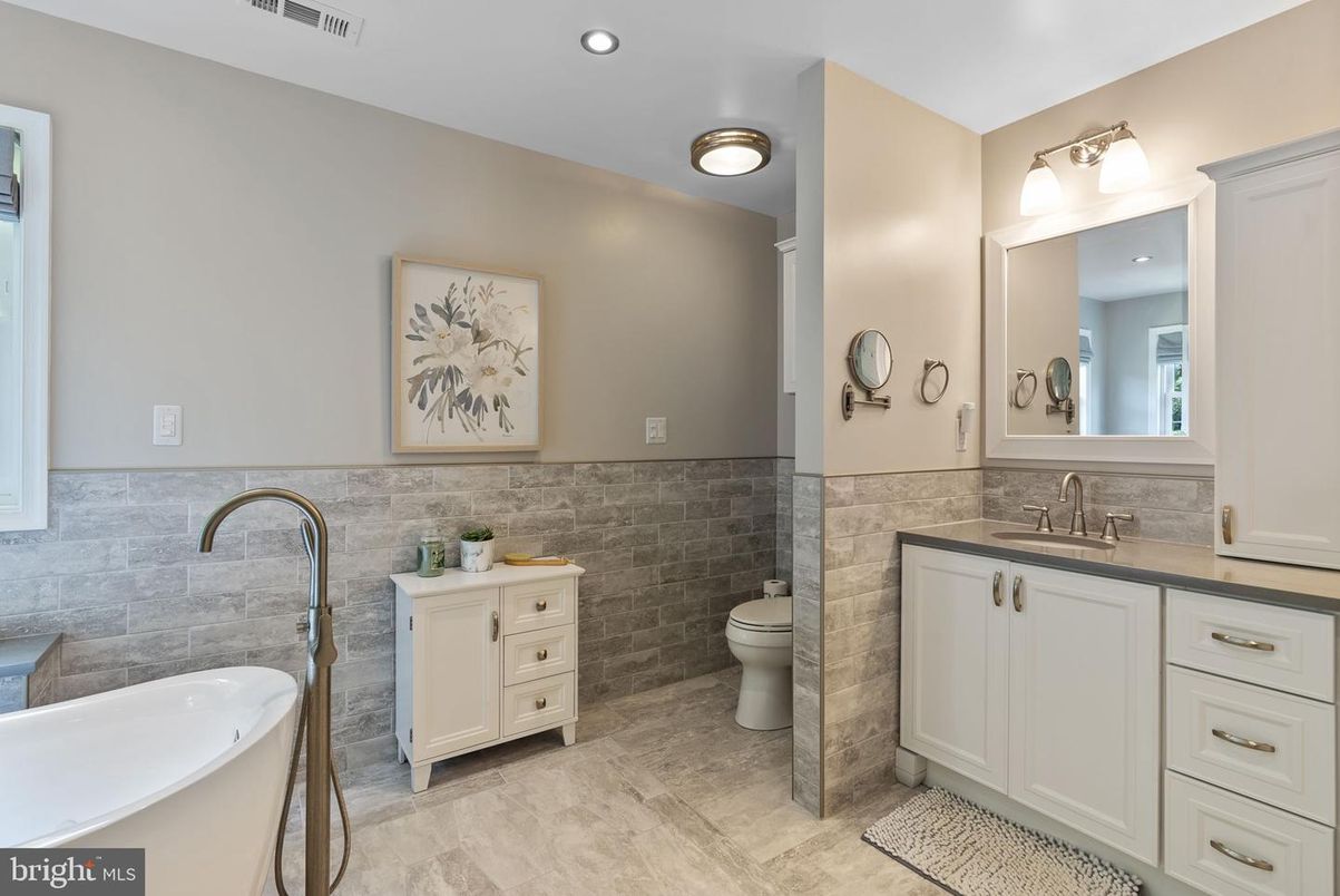 Bathroom, Dual Sink Vanities, Interior, Recessed Lighting