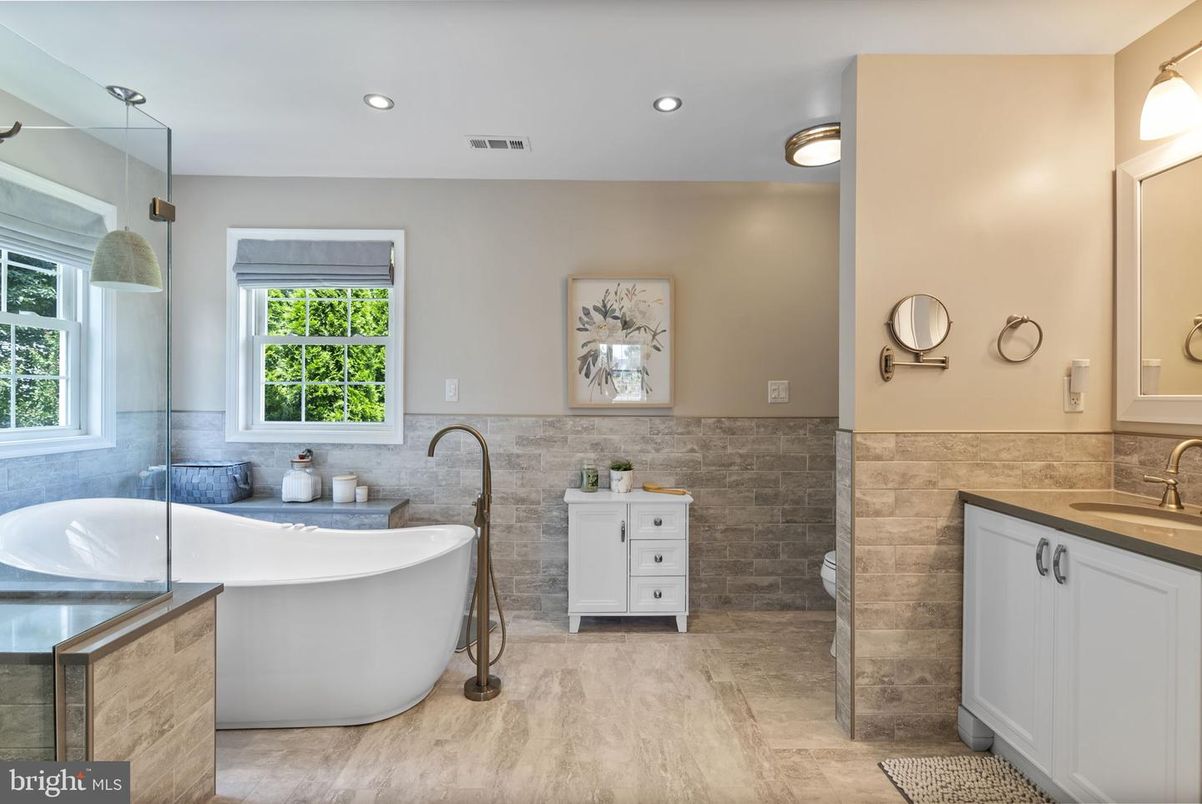 Bathroom, Dual Sink Vanities, Free Standing Baths, Interior, Recessed Lighting
